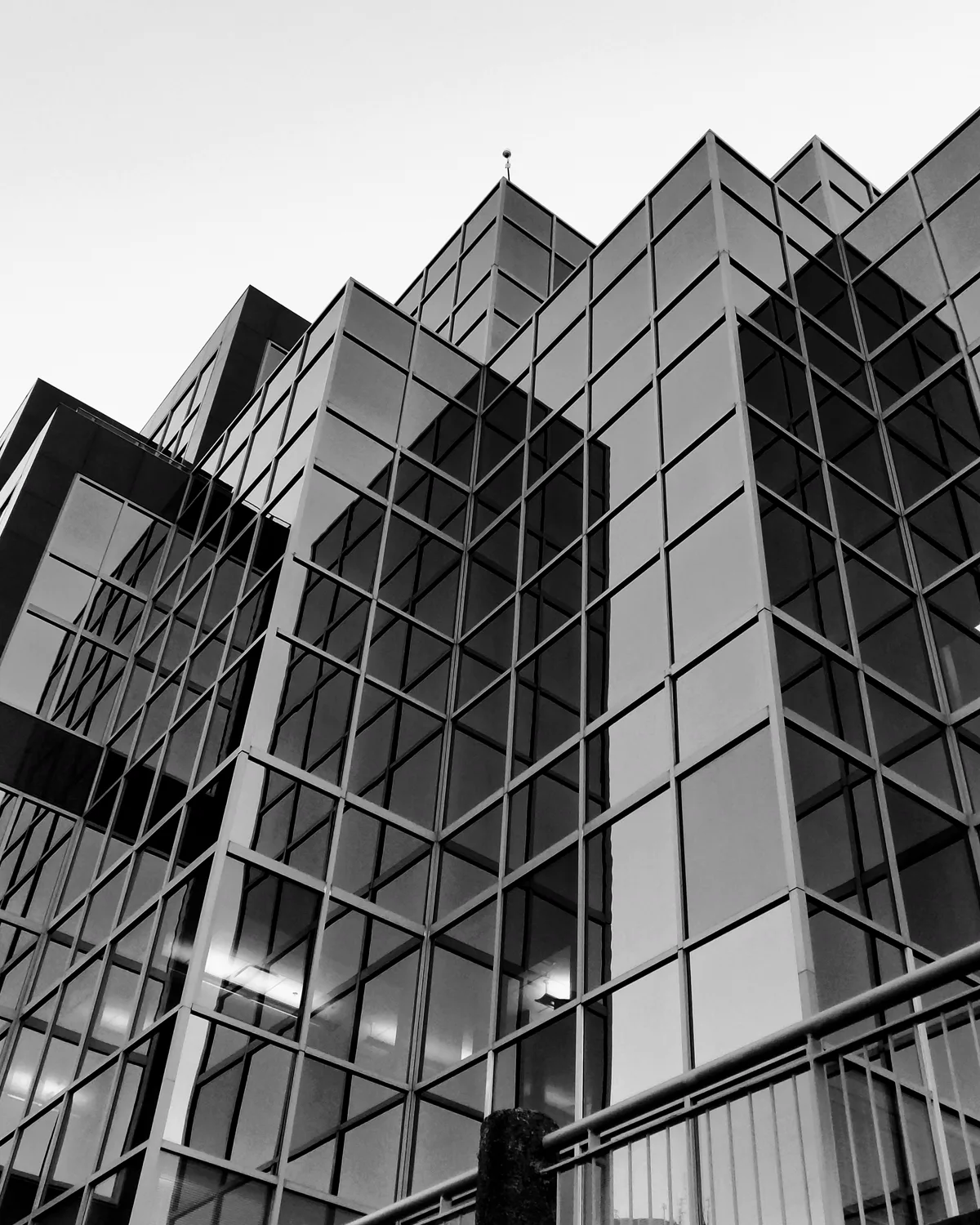 Schwarz-weiße Bürofassade mit tiefen Fensterachsen