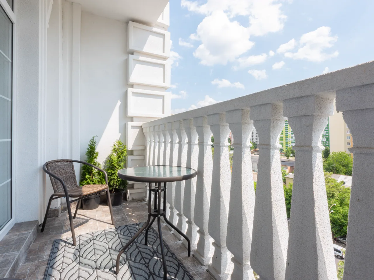 Heller sanierter Balkon mit klassischer Balustrade