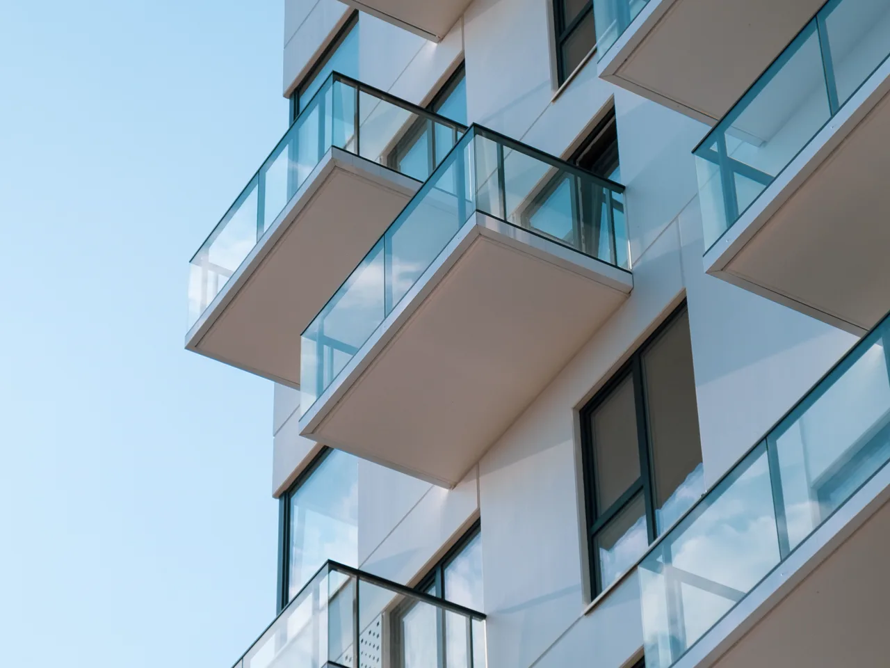 Moderne Wohnfassade mit auskragenden Balkonen