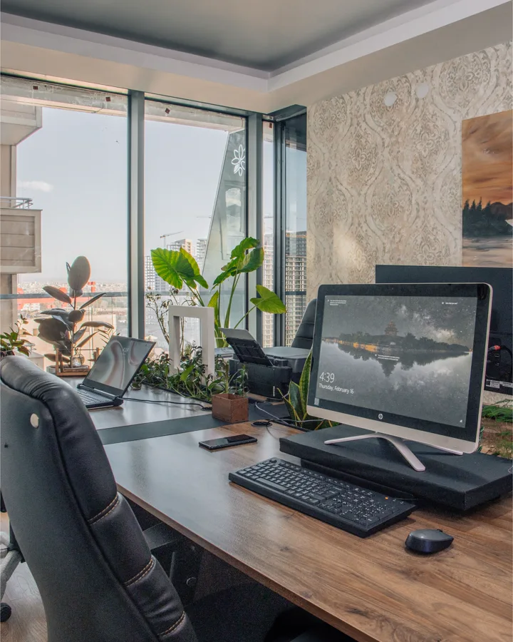 Eingerichteter Arbeitsplatz in einem hellen Büro