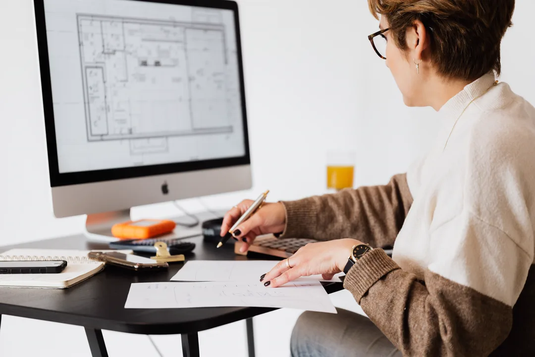 Planerin arbeitet zwischen digitalem Modell und Skizze